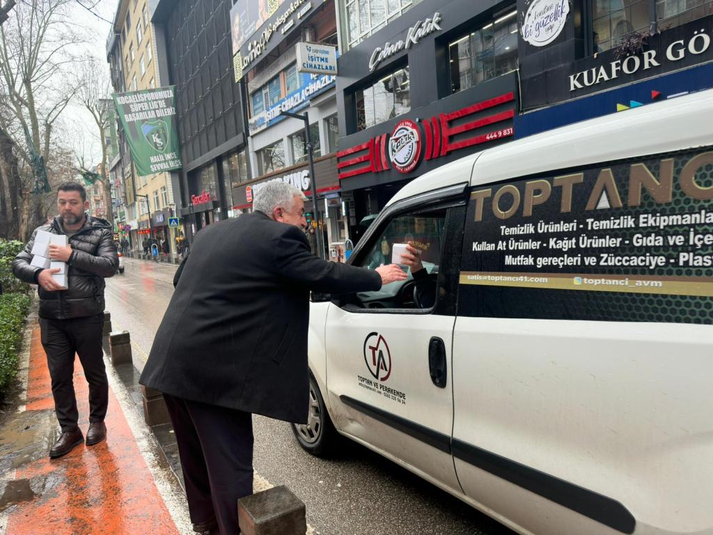 İzmit’te MHP’den Kandil Simidi Dağıtımı!