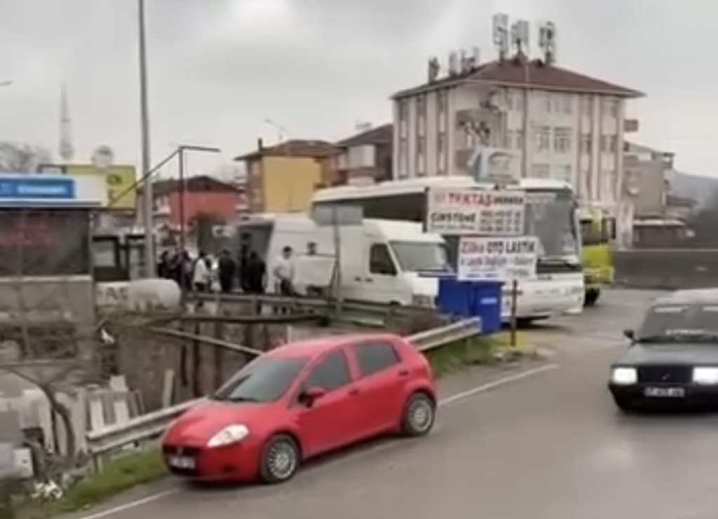 Gölcük’te Beşiktaş Taraftarından Taşkınlık!