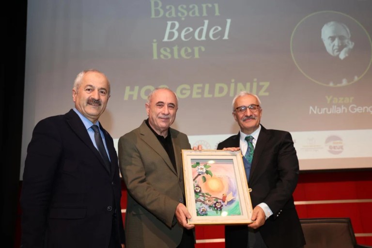 Nurullah Genç, okurlarıyla buluştu
