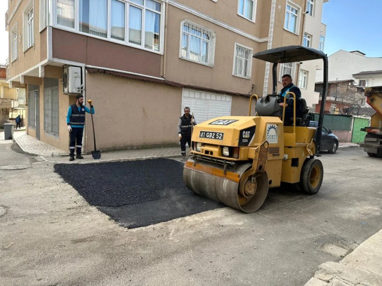 Yollarda asfalt yama çalışmaları sürüyor