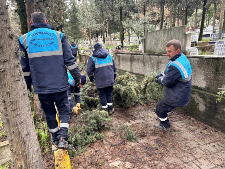 Gebze mezarlıkları bayrama hazırlanıyor