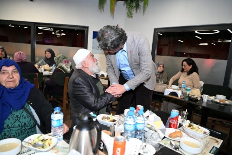 Kartepe’de Ramazan bereketi yaşlılarla paylaşıldı