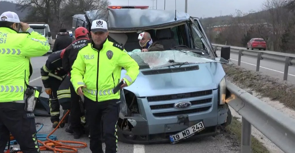 Çorum'da Minibüs TIR'a Çarptı: 3 Ağır Yaralı