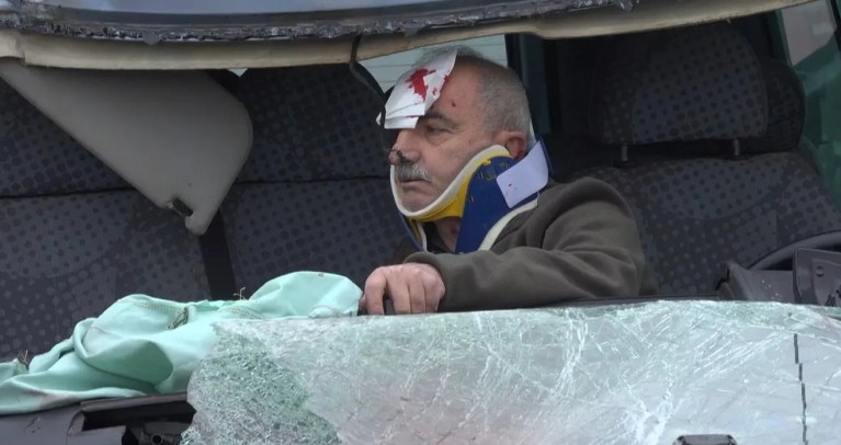 Çorum'da Minibüs TIR'a Çarptı: 3 Ağır Yaralı