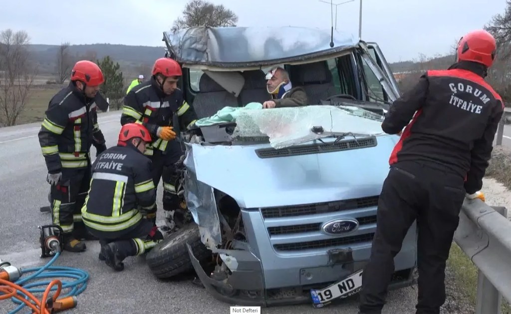 Çorum'da Minibüs TIR'a Çarptı: 3 Ağır Yaralı