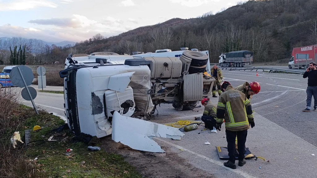 Kuru Beton Tankeri İnegöl'de Refüje Devrildi