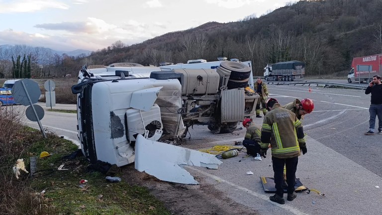 Kuru Beton Tankeri İnegöl'de Refüje Devrildi