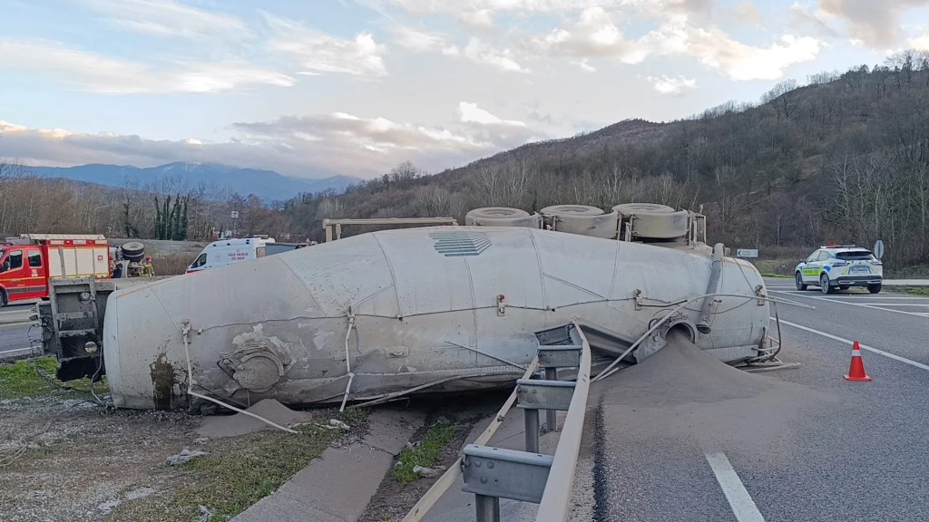 Kuru Beton Tankeri İnegöl'de Refüje Devrildi