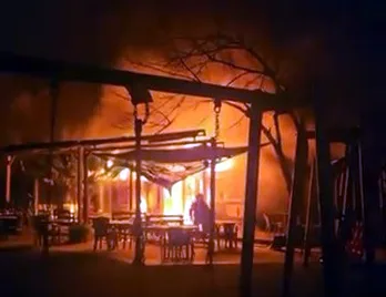 Avcılar'da Parktaki Kafe Yangını Korkuttu