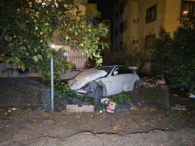 Adana'da Lastik Patlaması Kazaya Neden Oldu: 1 Ölü, 1 Yaralı