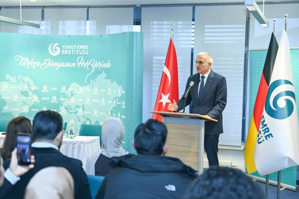 Bakan Ersoy Berlin'de Yunus Emre Enstitüsü'nü Ziyaret Etti