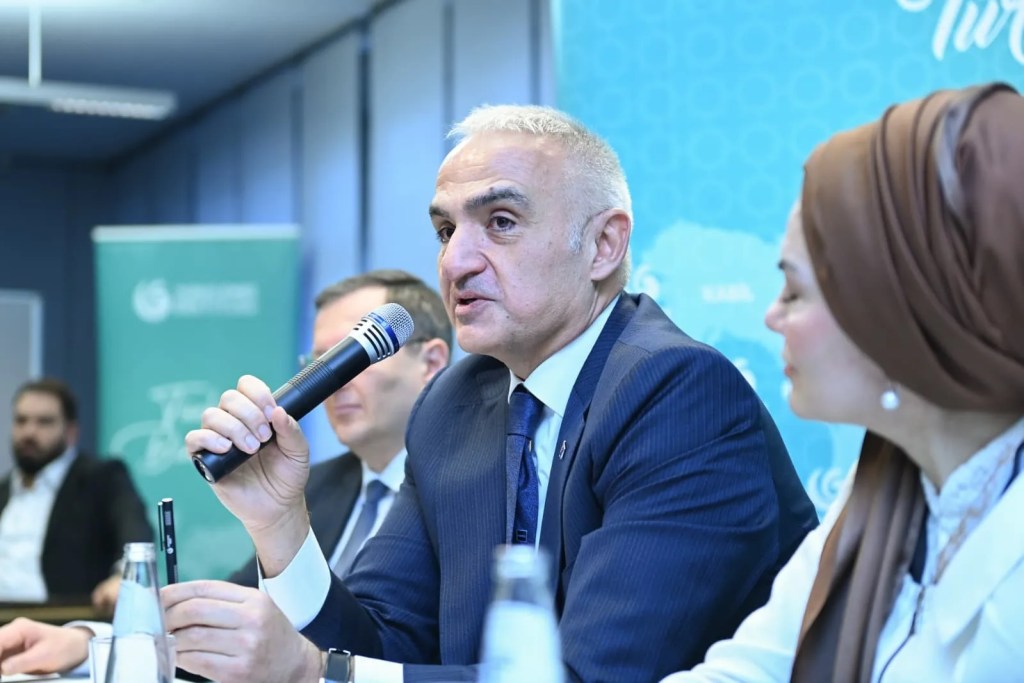 Bakan Ersoy Berlin'de Yunus Emre Enstitüsü'nü Ziyaret Etti
