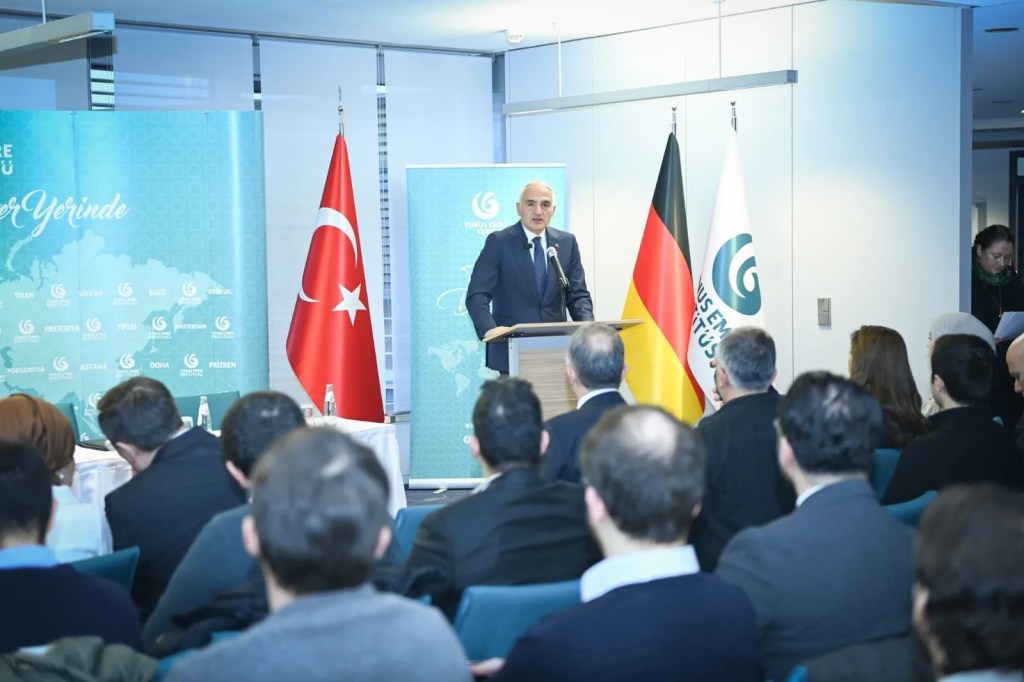 Bakan Ersoy Berlin'de Yunus Emre Enstitüsü'nü Ziyaret Etti