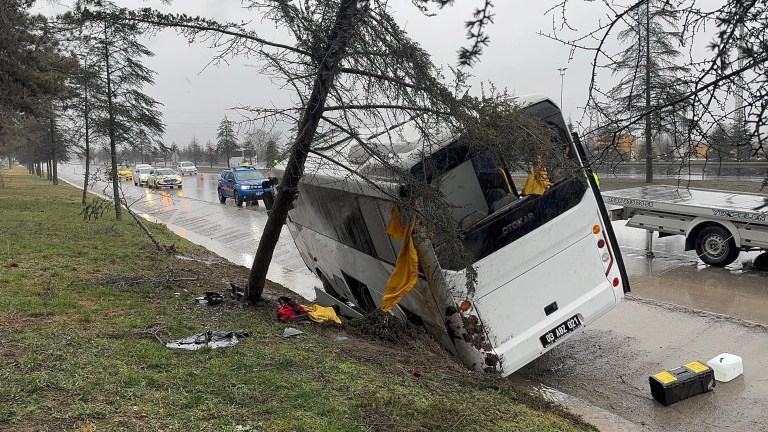 Isparta'da Cezaevi Aracı Kazası: Üç Yaralı