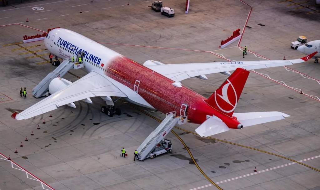 THY'nin TK-Aile Uçağı Gökyüzüne 500'üncü Logoyu Çizdi