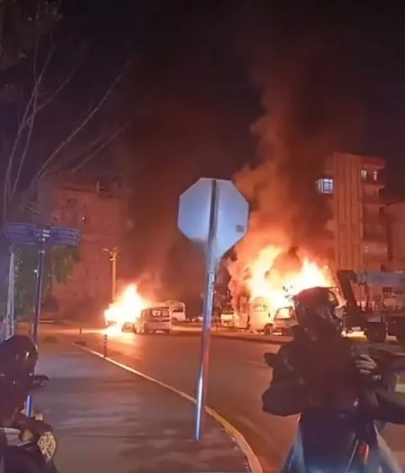 Antalya'da İki Araç Kundaklandı: Olay Anı Kamerada