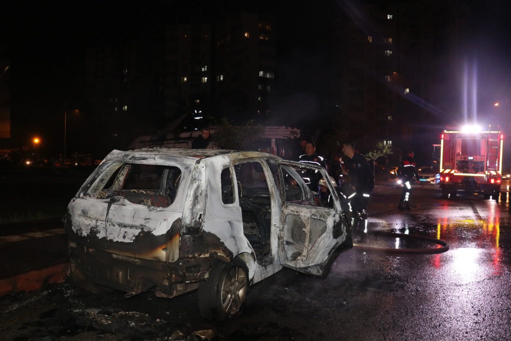 Antalya'da İki Araç Kundaklandı: Olay Anı Kamerada