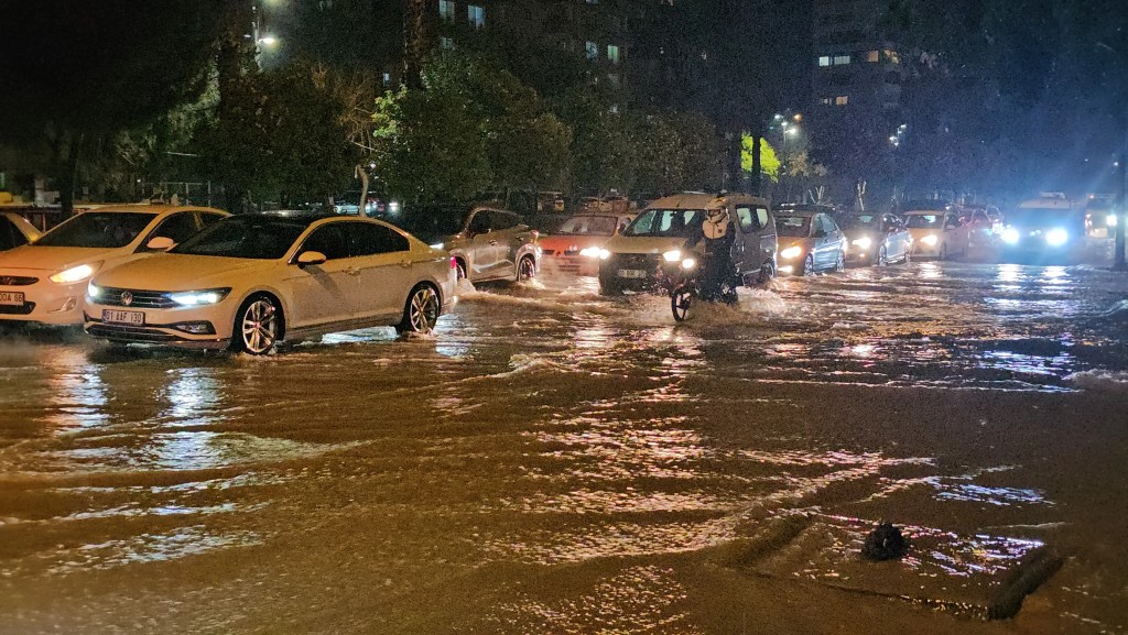Adana'da Sağanak Yağış Yolları Göle Çevirdi