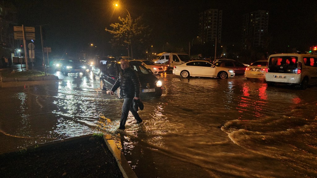 Adana'da Sağanak Yağış Yolları Göle Çevirdi