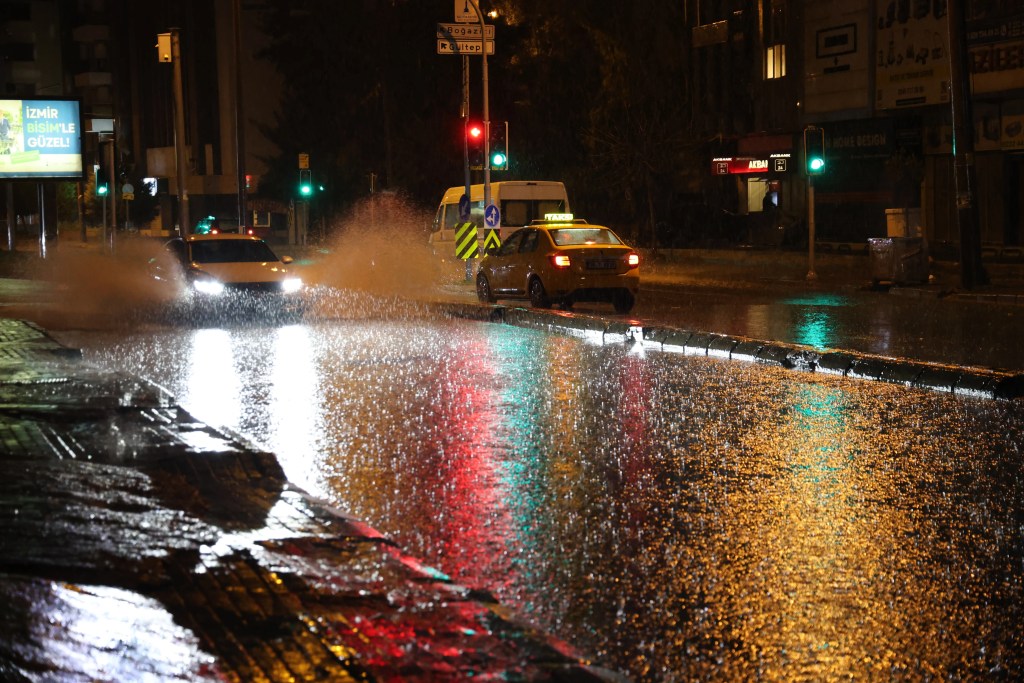 İzmir'de Sağanak Yağış Trafiği Felç Etti