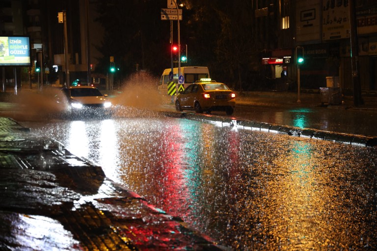 İzmir'de Sağanak Yağış Trafiği Felç Etti