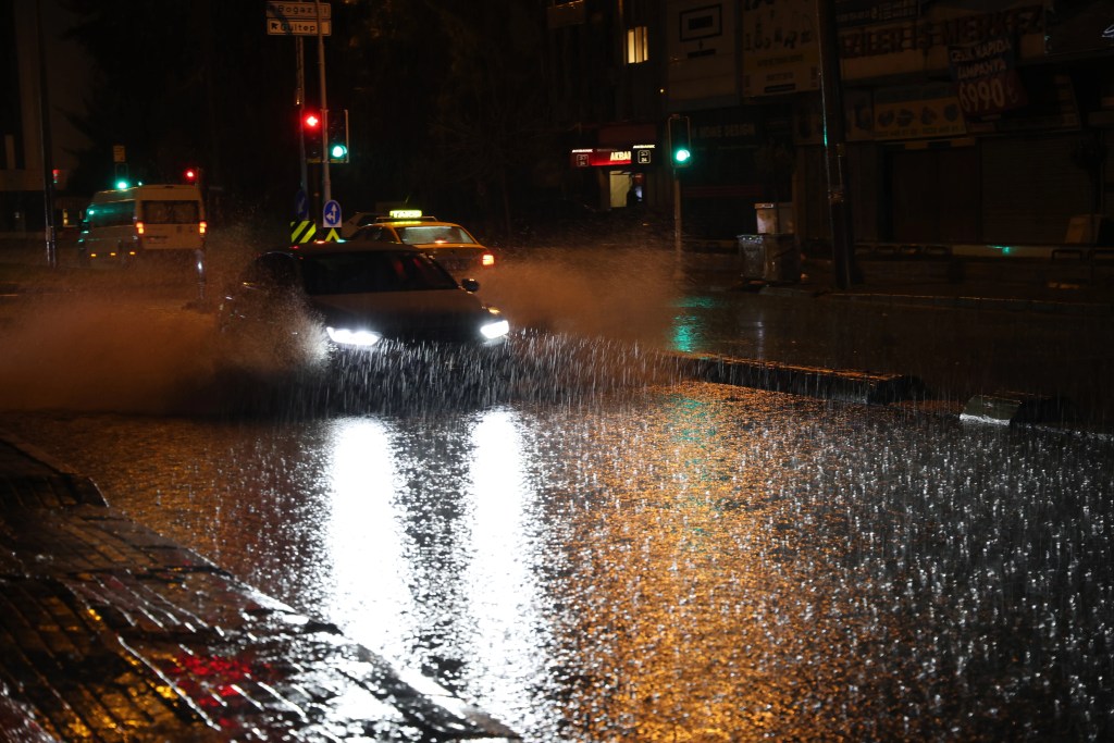 İzmir'de Sağanak Yağış Trafiği Felç Etti