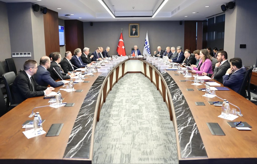 Bakan Bolat: 2025'te Hizmet İhracatında Rekor Fazla