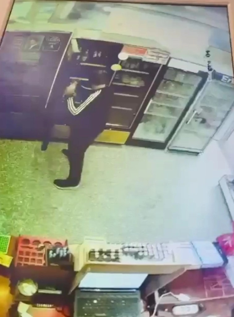 Çorlu'da Marketten İçki Çalan Hırsız Kamerada