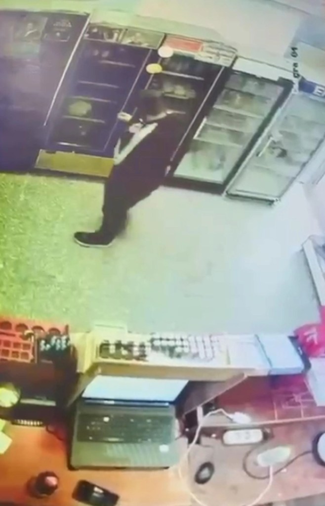 Çorlu'da Marketten İçki Çalan Hırsız Kamerada