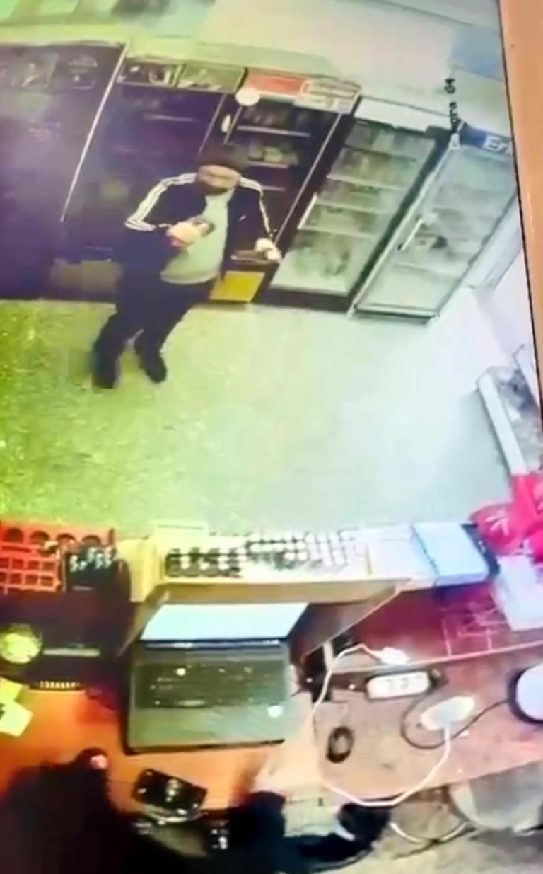 Çorlu'da Marketten İçki Çalan Hırsız Kamerada