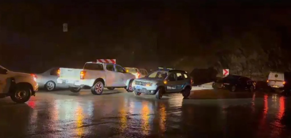 Adana'da Sağanak Yağış Kara Yolunu Kapattı