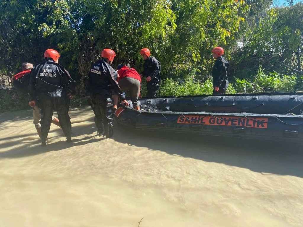 Seydikemer'de Sağanak Yağışta Mahsur Kalanlar Kurtarıldı