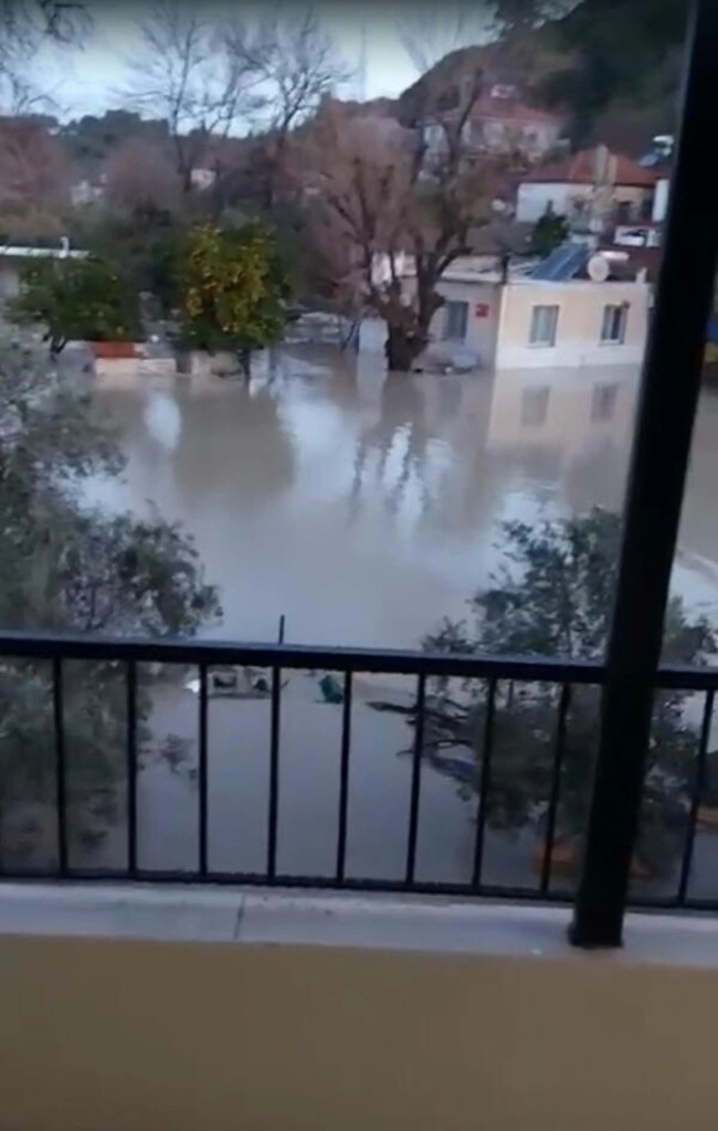 Seydikemer'de Sağanak Yağışta Mahsur Kalanlar Kurtarıldı