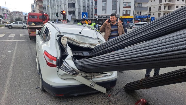 Ordu'da Kamyonun Freni İnşaat Demirlerini Otomobile Sapladı