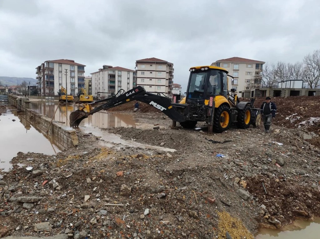 Adıyaman Gölbaşı'nda Sel Temizlik Çalışmaları Sürüyor