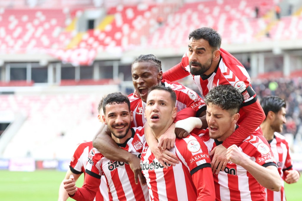 Sivasspor ve Vanspor Arasında Gol Yağmuru: 3-3 Berabere