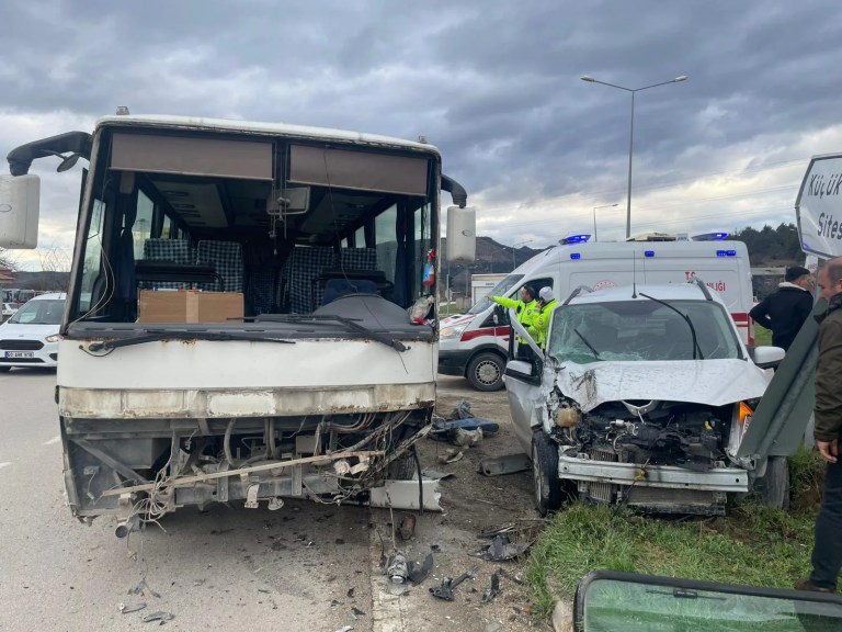 Amasya'da Ticari Araç ve Midibüs Çarpıştı: 6 Yaralı