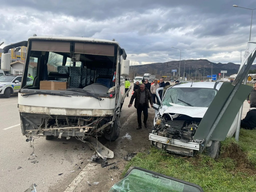 Amasya'da Ticari Araç ve Midibüs Çarpıştı: 6 Yaralı