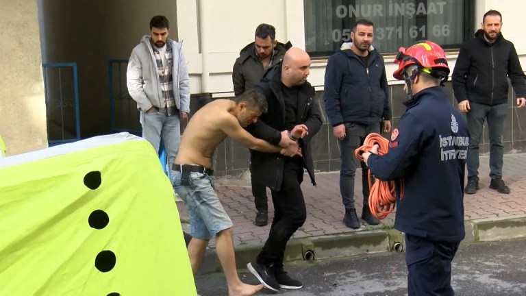 Küçükçekmece'de Polis Operasyonu: Şüpheli Kapıyı Açmadı