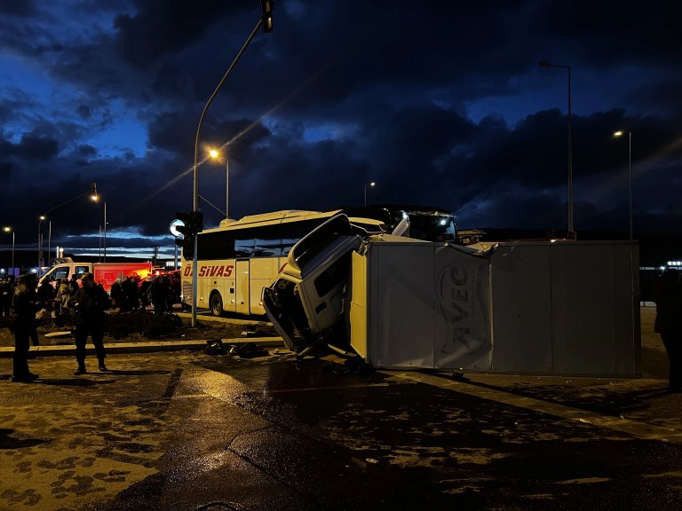 Kayseri'de Otobüs ve Kamyonet Çarpıştı: 5 Kişi Yaralandı