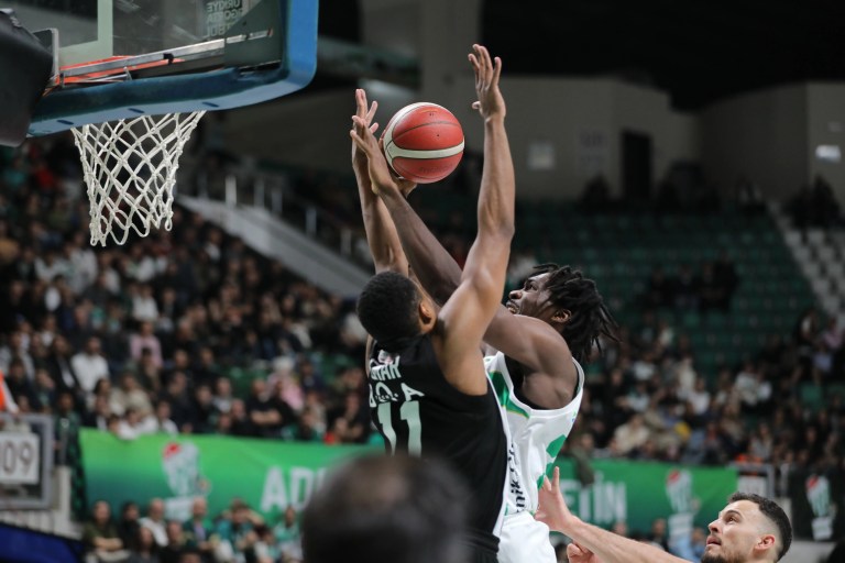 Beşiktaş GAİN, Bursaspor Basketbol'u Farklı Geçti