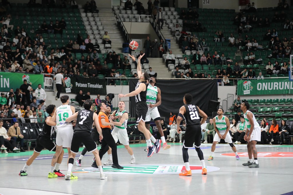 Beşiktaş GAİN, Bursaspor Basketbol'u Farklı Geçti