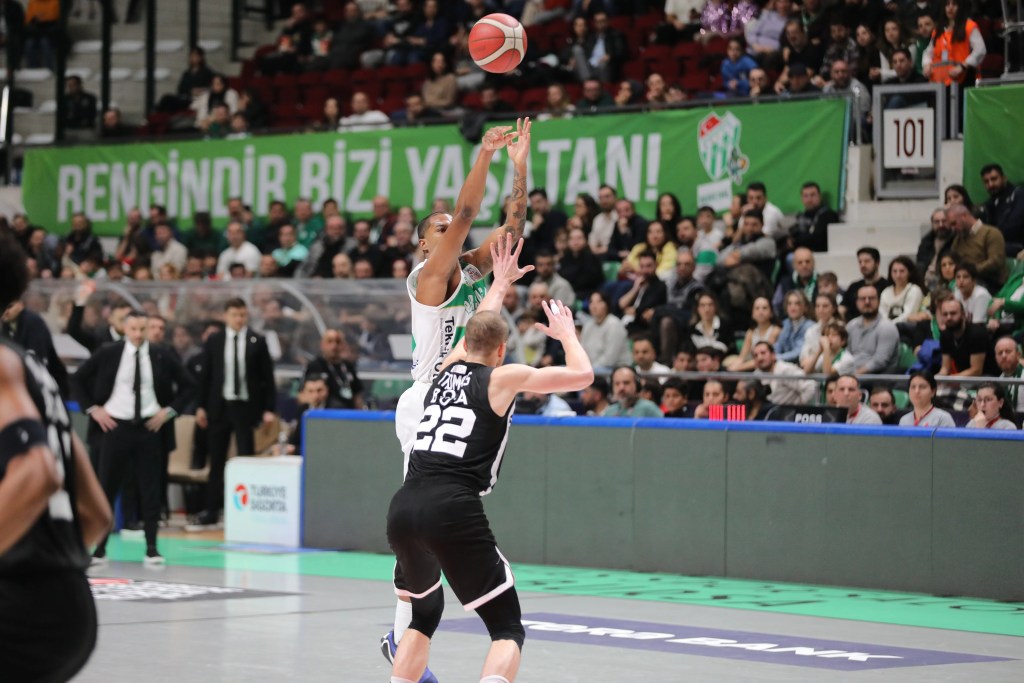 Beşiktaş GAİN, Bursaspor Basketbol'u Farklı Geçti