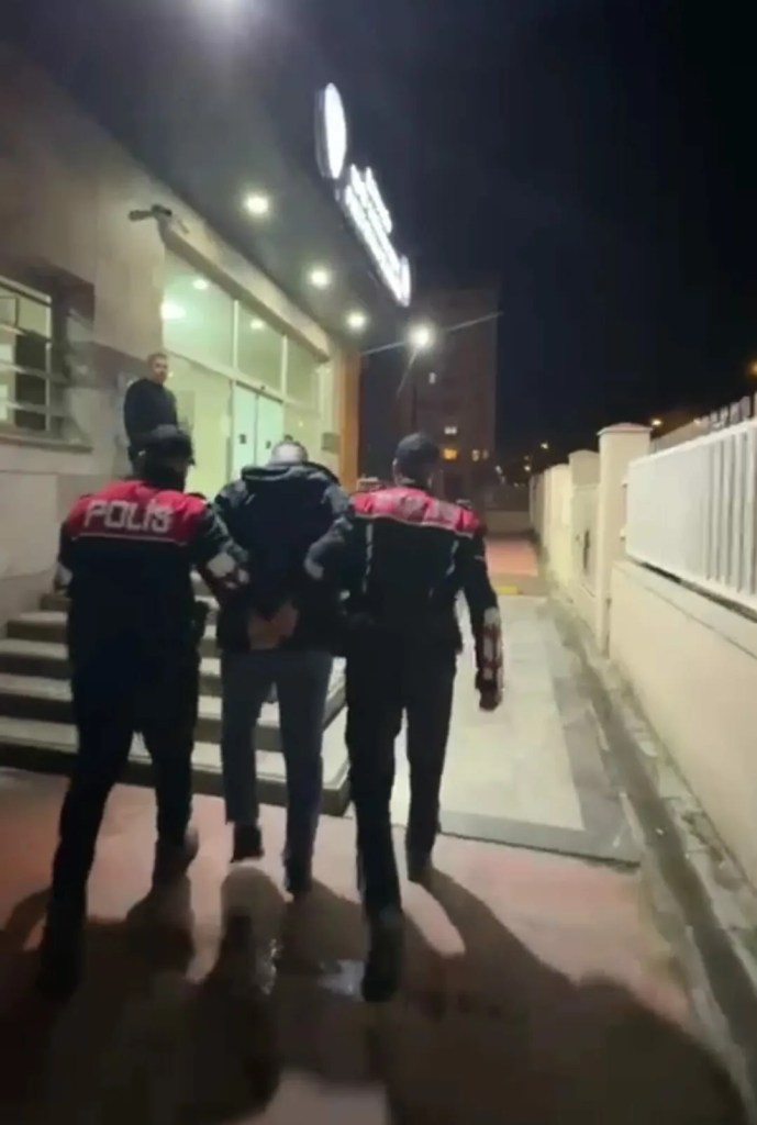 İzmir'de Aranan İki Hükümlü Yakalandı