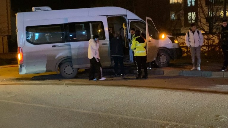 Bursa'da Korkutan Kaza: Servis Minibüsü ve Otomobil Çarpıştı