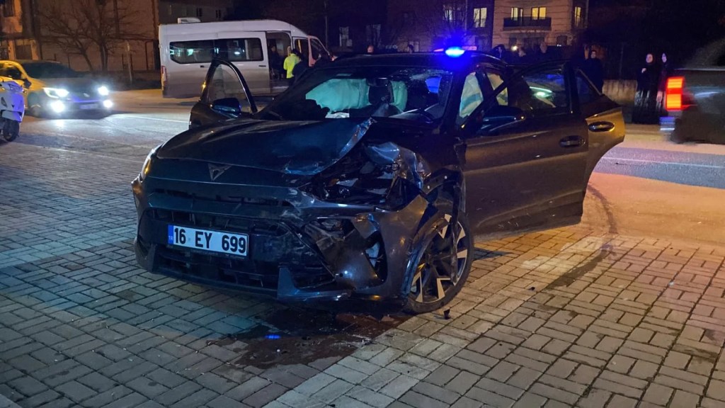 Bursa'da Korkutan Kaza: Servis Minibüsü ve Otomobil Çarpıştı