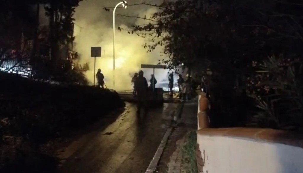 Üsküdar'da Metruk Bina Yangını Korkuttu