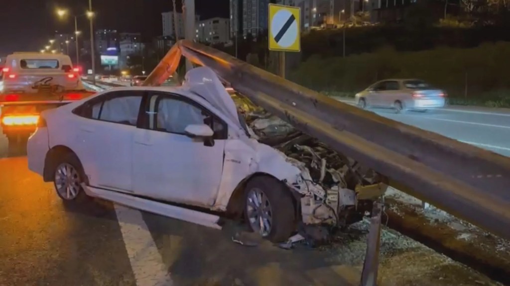 Ataşehir'de Makas Atan Sürücü Kazaya Yol Açtı: 2 Yaralı