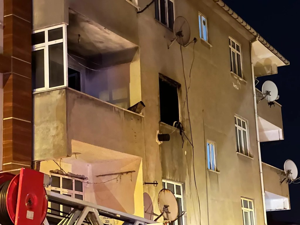 Sancaktepe'de Üç Katlı Binada Yangın: Bir Kişi Yaralandı