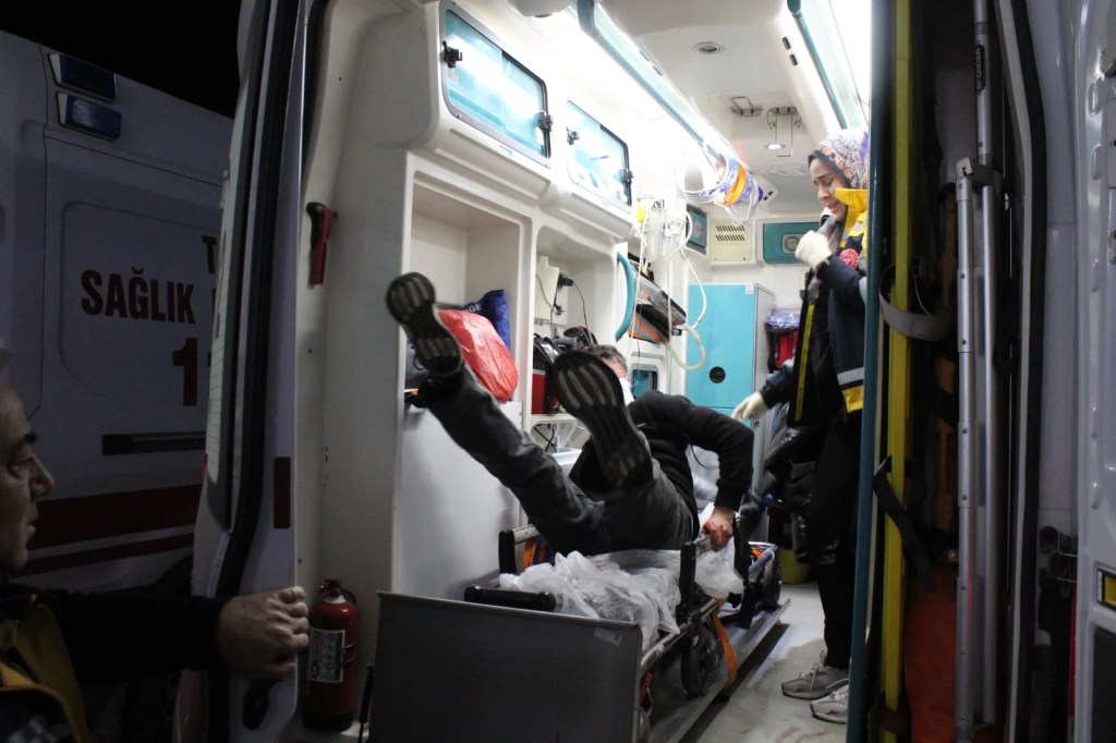 Aksaray'da Bıçaklı Kavga: Yaralı Hastanede Olay Çıkardı